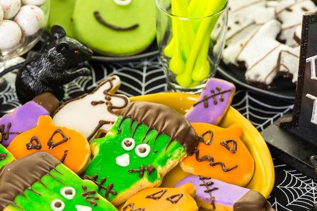 Variété de bonbons préparés comme friandises d'Halloween.