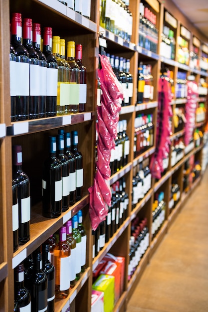 Variété de bouteilles de vin dans la section épicerie