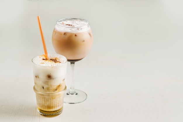 Variété Café glacé au lait et sirop. Boissons fraîches d'été.