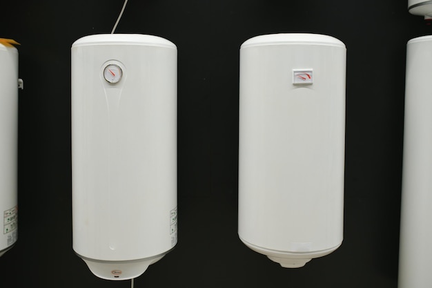Variété de chaudières électriques modernes présentées en magasin