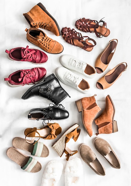 Variété de chaussures confortables pour femmes de toutes saisons sur fond clair vue de dessus
