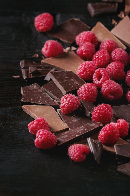 Variété de chocolat à couper avec des framboises