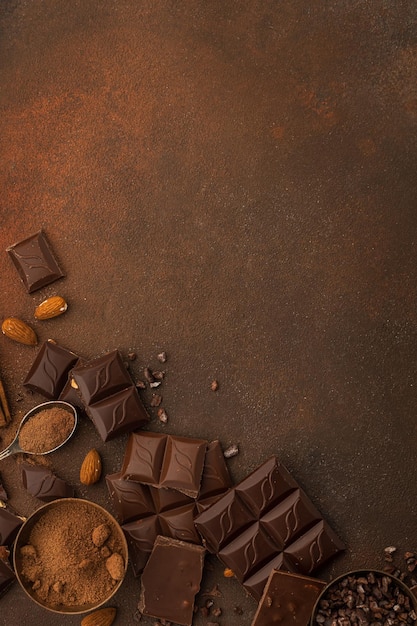 Variété de chocolat sur l'espace de copie de fond marron