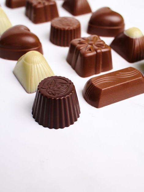 Photo variété de chocolats isolé sur fond blanc