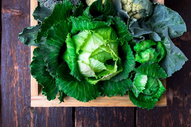 Photo variété de choux dans un panier en bois