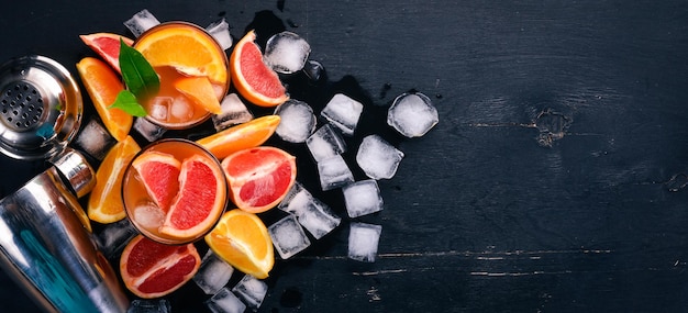 Une variété de cocktails de jus d'orange et de pamplemousse de whisky Negroni Sur un fond noir en bois Vue de dessus Espace de copie