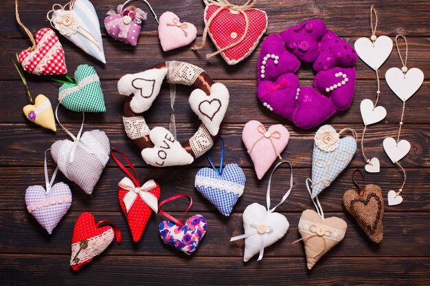 Variété de coeurs en textile et en bois sur le marché des vacances. Saint Valentin