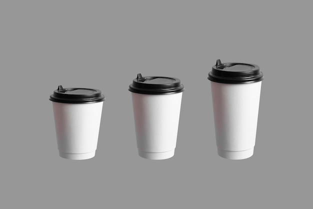 Une variété de colletcion un ensemble de tasses en papier café de différentes tailles isolées