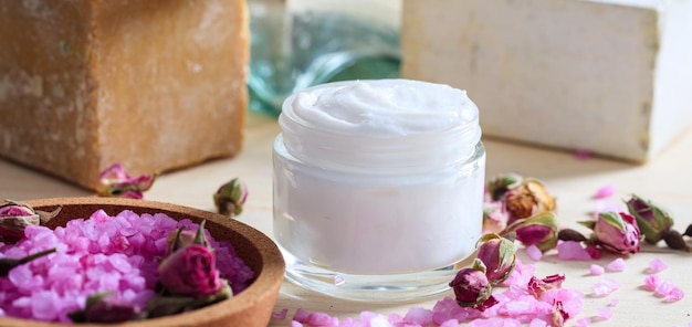 Variété de crèmes et concept de spa au sel de bain