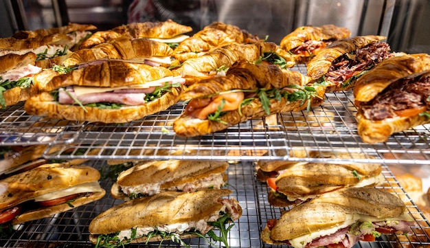 Une variété de croissants gourmets et de sandwichs à la focaccia exposés