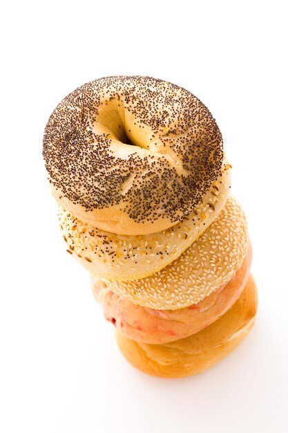 Une variété de délicieux bagels fraîchement sortis du four.