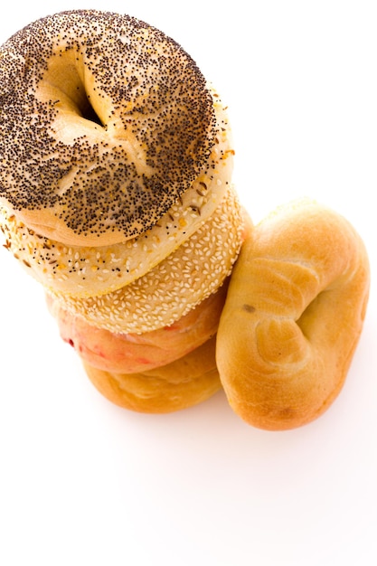 Une variété de délicieux bagels fraîchement sortis du four.