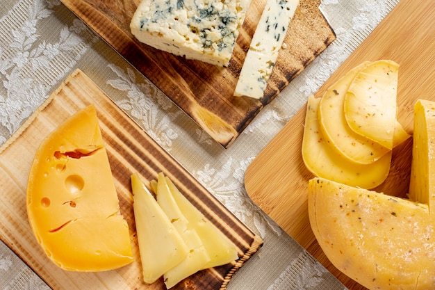 Variété de délicieux fromage sur une table