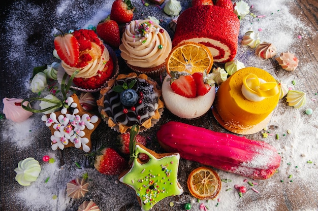 Variété de délicieux produits de confiserie Un mélange de gâteaux éclair à la mousse au chocolat Cupcakes et Shu cakes pour une candy bar ou une présentation de vitrine de pâtisserie