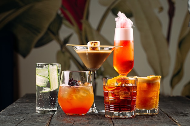 Variété de différents cocktails alcoolisés sucrés mélangés