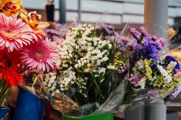 Variété de fleurs colorées pour la décoration.