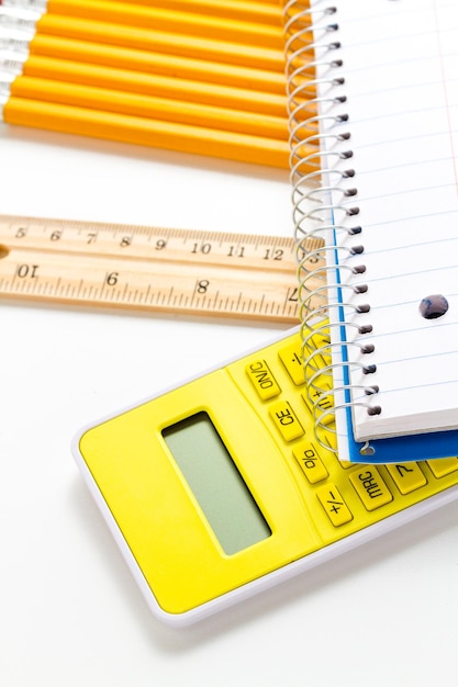 Variété de fournitures scolaires sur fond blanc.