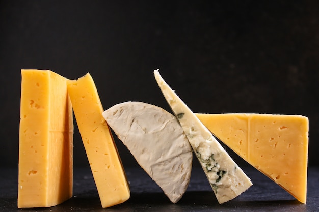 Variété de fromage (délicieuse collation, différents types de fromages à pâte dure et molle)