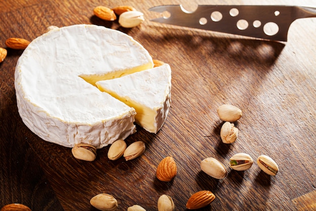 Variété de fromage Elite sur une planche de bois