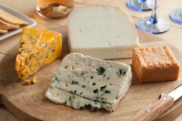 Variété de fromage sur une planche de bois