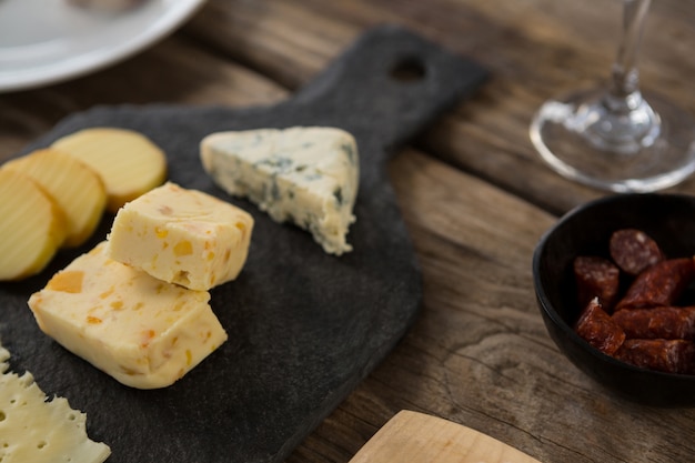 Variété de fromage sur plaque d'ardoise