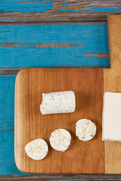 Photo variété de fromages disposés sur une planche à découper