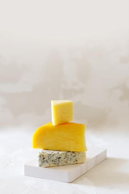 Variété de fromages sur fond clair Le concept de la maison de vacances israélienne Chavouot Place pour tex