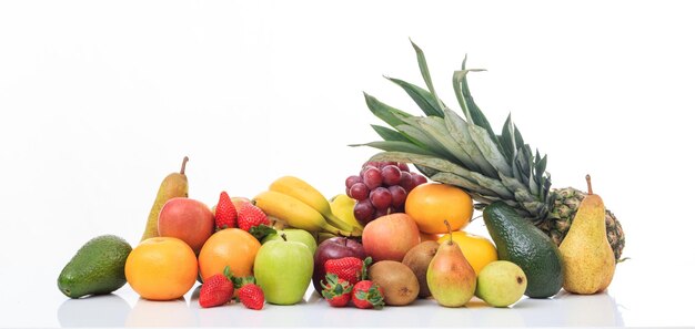 Variété de fruits sur fond blanc