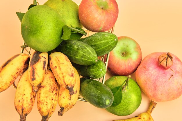 variété de fruits sur fond orange