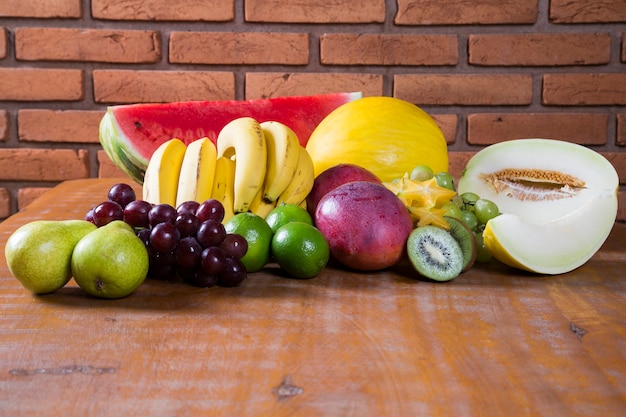 Variété de fruits frais pour l'été.