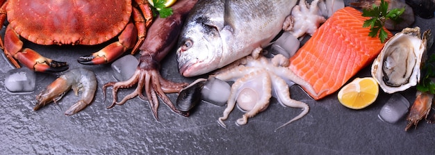 Variété de fruits de mer sur la bannière de surface noire