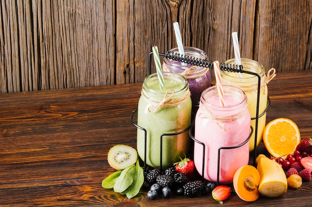 Variété de fruits et de smoothies