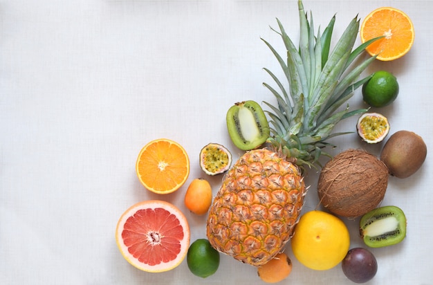 Variété de fruits tropicaux sur fond blanc