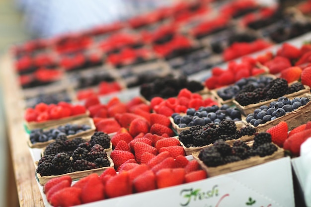 Photo variété de fruits à vendre sur le marché