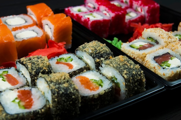 Une variété de gros plan de sushi sur fond noir