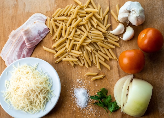 Variété d'ingrédients pour la cuisson des macaronis à la sauce