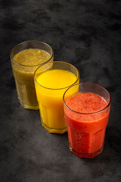 Variété de jus de fruits Smoothies aux fruits