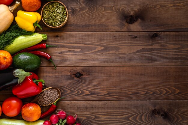 Une variété de légumes disposés sur fond de bois.