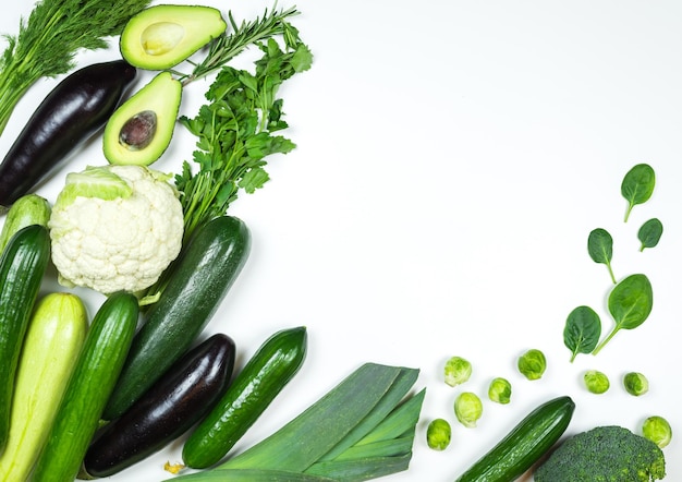 Une variété de légumes sur fond blanc