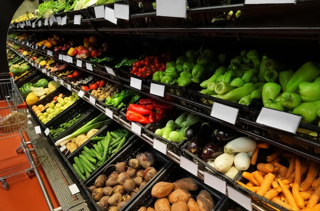 Variété de légumes frais au supermarché