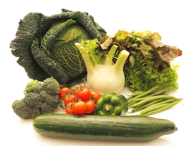 Variété de légumes frais sur fond blanc