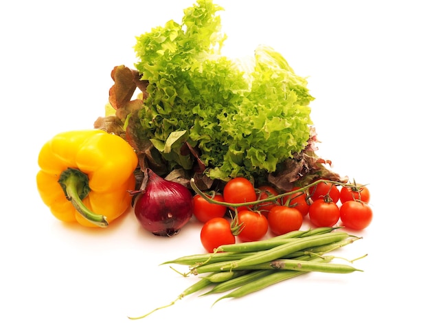 Variété de légumes frais sur fond blanc