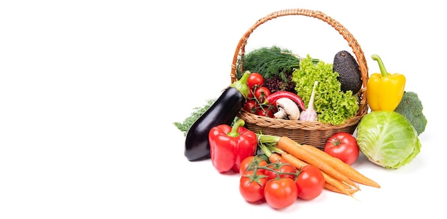 Variété de légumes frais et mûrs isolés sur fond blanc avec espace de copie