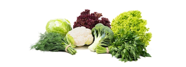 Variété de légumes frais et mûrs isolés sur une récolte blanche