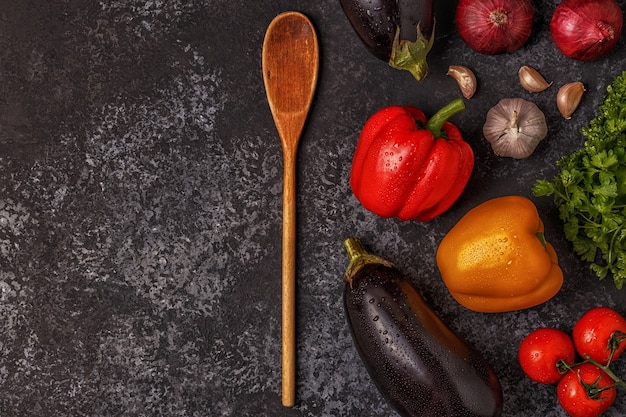 Variété de légumes frais sur la table sombre