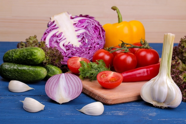 Variété de légumes frais sur la table