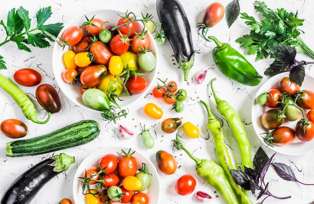 Variété de légumes frais tomates poivrons courgettes aubergines