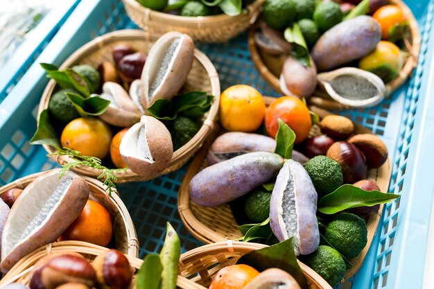 Variété de légumes et de fruits biologiques