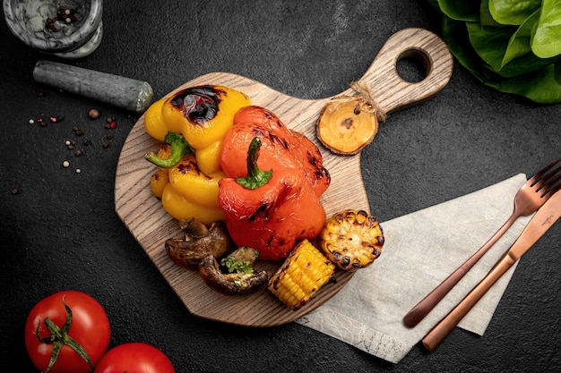 Une variété de légumes grillés poivrons champignons de maïs