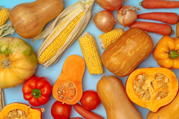 Variété de légumes, y compris les citrouilles